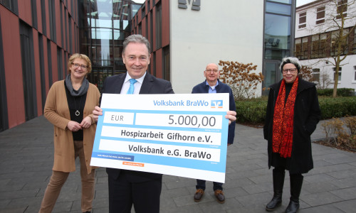 Die Vereinsvorsitzende Ingrid Pahlmann (links) und die Vorstandsmitglieder Heinrich Heins (2.v.r.) und Dr. Dagmar Borkowsky dankten Thomas Fast (mit Scheck) für die Spende von 5.000 Euro. 