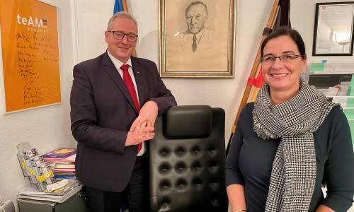 Landesvorsitzender Frank Oesterhelweg MdL stellt Veronika Koch MdL als Kandidatin für den CDU-Bundesvorstand vor.