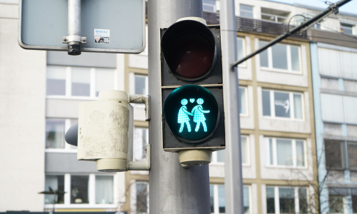 In Braunschweig gibt es seit gestern einige Fußgängerampeln, die gleichgeschlechtliche Paare zeigen.