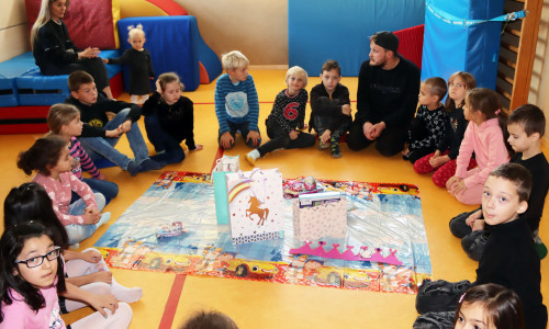 In einem Spielkreis lernen sich die Kinder spielerisch leichter kennen.