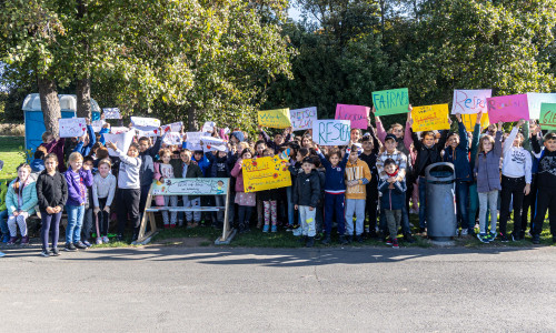 Über 300 Schüler der Grundschule am See haben gegen die Beschädigung an ihren Bänken demonstriert. 