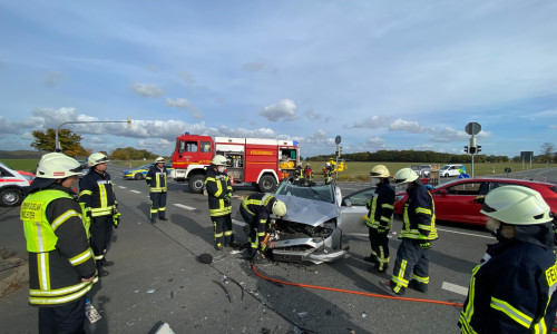 Am Mittag ereignete sich ein Verkehrsunfall im Kreuzungsbereich der Bundesstraße 82 und der Kreisstraße 1.