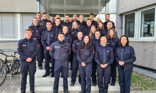 Die Polizeiinspektion Wolfsburg-Helmstedt freut sich über 36 neue Polizistinnen und Polizisten.