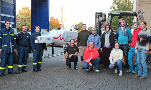 Die Mitarbeiter des Instituts für Flugführung und des THW Braunschweig bei der Verladung des HELiPODS in Braunschweig.