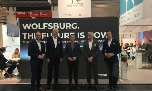 Wolfsburg präsentiert sich auf der EXPO REAL 2022, v.Â l. Jens Hofschröer (WMG-Geschäftsführer), Manfred Günterberg (Vorstand der Wolfsburg AG), Oberbürgermeister Dennis Weilmann, Kai-Uwe Hirschheide (Stadtbaurat), Toni Guggemoos Mulfinger (Volkswagen AG)