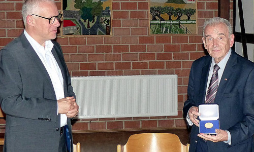 Marco Trips (links) überreicht Herrn Klaus-Dieter Arndt die Ehrenmedaille des NSGB für 50 Jahre Ratstätigkeit.