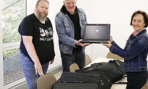 V. l.: Matthias Bosse und Thomas Schwarze nahmen die Laptops dankend von Manja Puschnerus entgegen