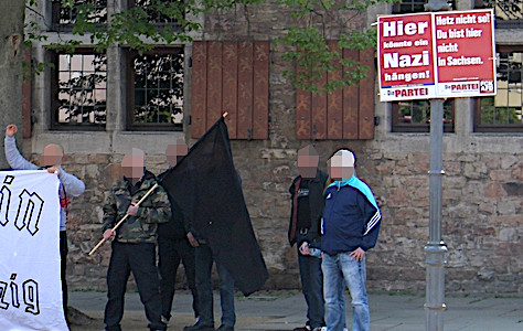 Anhänger der rechten Szene hielten im Mai 2019 in Braunschweig eine Kundgebung direkt neben dem betreffenden Plakat ab. Dieses hing vermutlich anlässlich der Europawahl dort. Archivbild