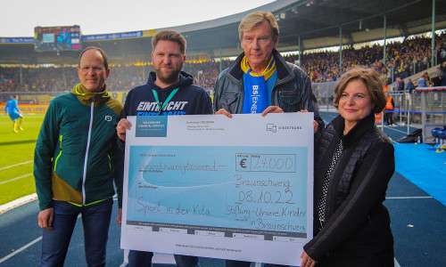 Angelika Rimatzki überreichte den Scheck an die drei Vorstandsmitglieder der Eintracht Braunschweig Stiftung, Rainer Cech, André Linder und Rüdiger Warnke.