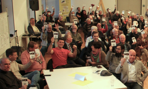Teilnehmer der Veranstaltung des A2K Ende September in der Eulenspiegelhalle zeigen demonstrativ die Karte zur Unterschriftenaktion des A2K.