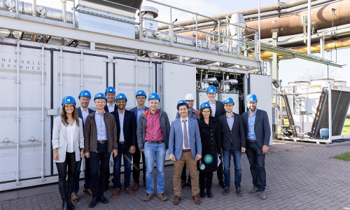 GrInHy2.0-Projektteam vor dem Sunfire Hochtemperatur-Elektrolyseur in Salzgitter