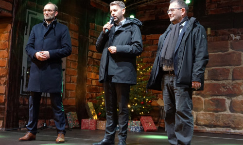 Offizielle Eröffnung des Wolfsburger Weihnachtsmarktes, v.l. WMG-Geschäftsführer Jens Hofschröer, Oberbürgermeister Dennis Weilmann, WMG-Aufsichtsratsmitglied Sabah Enversen