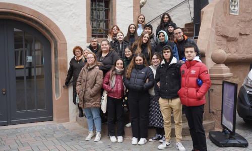 Bürgermeisterin Renate Lucksch mit der internationalen Austauschgruppe aus Goslar und Durango/Bilbao und den begleitenden Lehrkräften auf der Rathaustreppe.