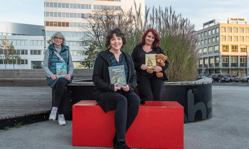 Die Kinderbuchautorinnen Ulrike Köppe (li.), Nicole Schaa und Mirjam Jasmin Strube (re.) wollen mit ihren Geschichten rund um Feen, Drachen und Bären die Leselust und Fantasie bei Kindern wecken.