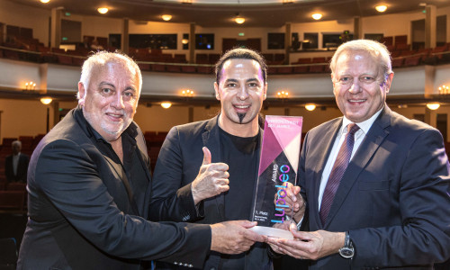 Die LupoLeo-Initiatoren Robert Lübenoff und Jürgen Brinkmann mit Bülent Ceylan, der 2022 in der Kategorie Persönlichkeit des Jahres ausgezeichnet wurde.
