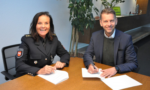 Polizeichefin Petra Krischker und Oberbürgermeister Dennis Weilmann unterzeichnen die Sicherheitspartnerschaft. 