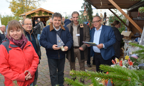 Sie hatten beim Rundgang schon mal die ersten Adventsgeschenke im Blick (von rechts): Andreas Meißler, Bernd Schauder, Uwe Schäfer und Joop van den Heuvel.