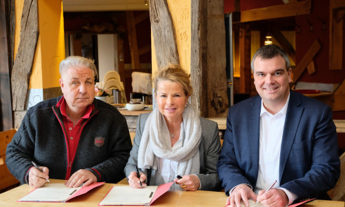 Bocksberg-Investor Heiko Rataj, Goslars Oberbürgermeisterin Urte Schwerdtner und Landrat Dr. Alexander Saipa (von links) bei der Unterzeichnung des städtebaulichen Vertrages. Der Weg für den Bau einer zweiten Sommerrodelbahn ist nun frei. 