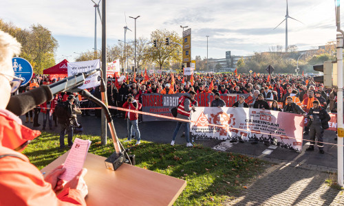 Über 3.000 Arbeiter aus Salzgitter und Peine streikten auf der "Metallerkreuzung".