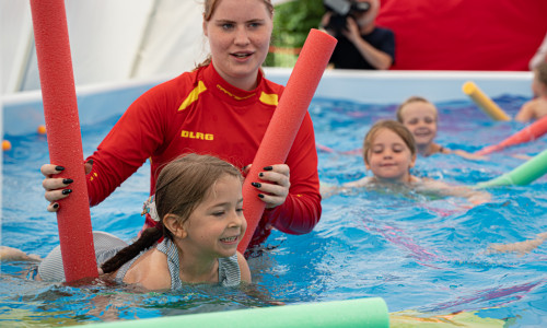 Der DLRG Landesverband Niedersachsen befürchtet, dass nun noch weniger Kinder das Schwimmen lernen. 