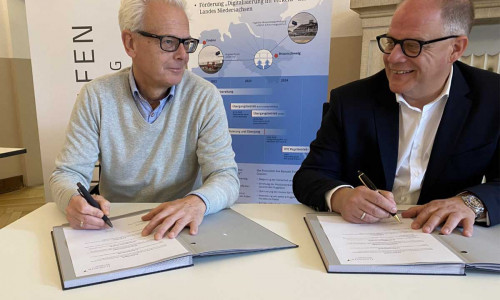 Olaf Schmidt (links), Geschäftsführer des Flugplatzes Emden, und Michael Schwarz, Geschäftsführer des Flughafens Braunschweig-Wolfsburg, unterzeichneten den Kooperationsvertrag.