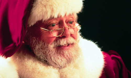 Der echte Weihnachtsmann oder nur ein alter Narr, der glaubt, er wäre es? Richard Attenborough im Weihnachtsklassiker "Das Wunder von Manhattan" von 1994, das VOX am Vorabend des Zweiten Advents wiederholt. (Bild: RTL / Twentieth Century Fox)