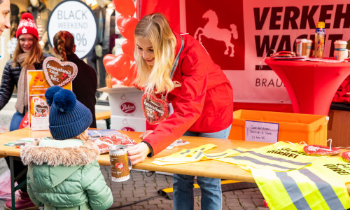 Am ersten Adventswochenende informierte die Braunschweiger Verkehrswacht in der Innenstadt über ihre Projekte und nahm Spenden entgegen.
