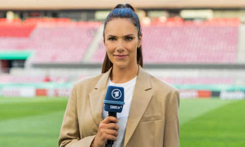 Für ihre Interviews nach dem deutschen WM-Aus in Katar erntete Esther Sedlaczek viel Lob. (Bild: SWR / Christian Koch)