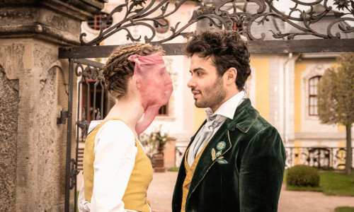 Prinz Philip ist von dem rosafarbenen Schleier getäuscht und ahnt nicht, dass sich Irm (Julia Windischbauer), die falsche Braut, darunter verbirgt... (Bild: MDR/HR/RB/KInderfilm GmbH/Anke Neugebauer)
