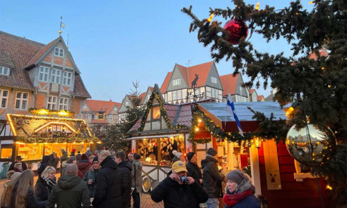 Der Weihnachtsmarkt lockt viele Besucher in die Innenstadt.
