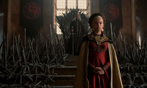 Kann Prinzession Rhaenyra Targaryen (Milly Alcock) selbst den eisernen Thron besteigen - obwohl sie ein Mädchen ist?  (Bild: Warner Bros. / 2022 Home Box Office, Inc. )