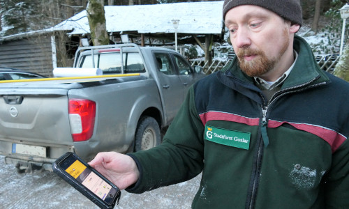 Marcel Möller, Betriebsleiter der Stadtforst, zeigt die App „Hilfe im Wald“.