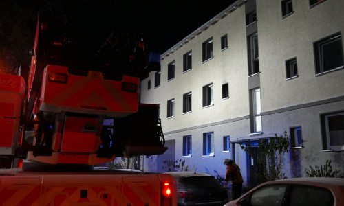 Am späten Donnerstagabend brach ein Feuer in einem Mehrfamilienhaus in der Lauenstraße aus. 