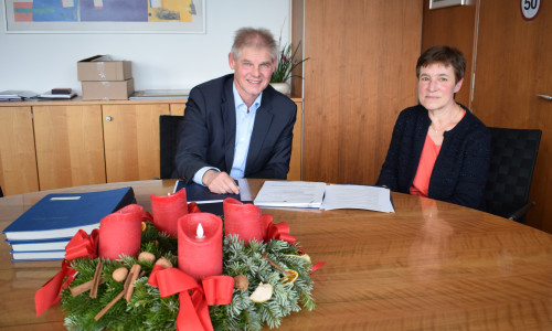  Oberbürgermeister Frank Klingebiel und Dezernatsleiterin Astrid Paus (Amt für regionale Landesentwicklung Braunschweig) bei der Übergabe der Förderbescheide.