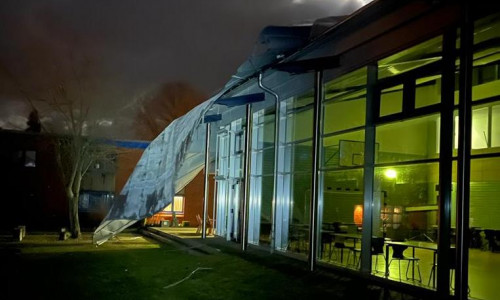 Das Dach der Steinmetzschule in Königslutter hatte sich gelöst.