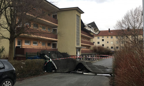 In der Gemeindestraße in Rautheim wurde ein Dach abgedeckt.