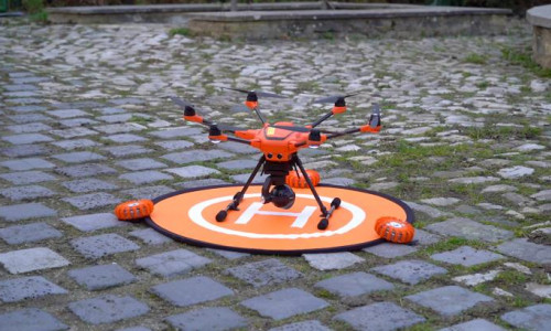 Die Drohne auf ihrem eigenen Landeplatz.