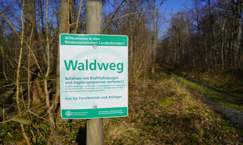Die Niedersächsischen Landesforsten weisen auf das Fahrverbot auf Waldwegen hin.