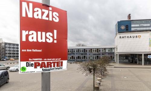 Das Plakat der PARTEI vor dem Lebenstedter Rathaus.