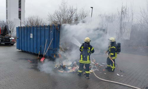  Der Container konnte von einem Fahrzeug an den Haken genommen werden und brennend aus der Gefahrenzone gezogen werden. Ferner gab es noch zwei weitere Einsätze.