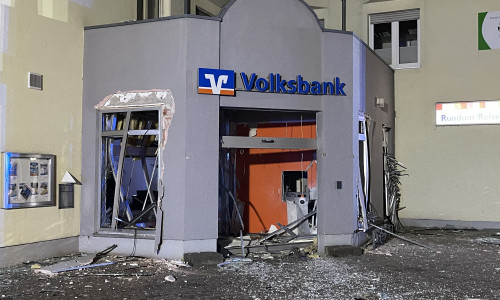 In der Nacht wurde der Geldautomat einer Volksbank Filiale in Groß Ilsede gesprengt. 