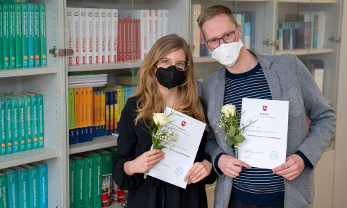 Pflegekräfte Fabian Schmidt und Jacqueline Wienschierz (hier in Vertretung aller Absolventen) sind jetzt Fachkräfte für Intensiv- und Anästhesiepflege.