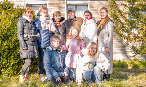 Mit ihrer Familie flohen Julia (ganz rechts), Daria (zweite von rechts) und Viktoria (ganz links) aus Kiew in den Landkreis Helmstedt. Uns haben sie ihre Geschichte erzählt.