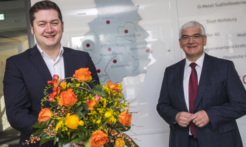 Geschäftsführer Wendelin Göbel (rechts) begrüßt den neuen Vorsitzenden des Aufsichtsrats Dr. Thorsten Kornblum in den Räumlichkeiten der Allianz für die Region.