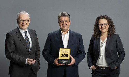 Sigmar Gabriel, Schirmherr von „Top Job“ (Mitte), übergibt die Auszeichnung an Michael Krupka, Leitung Personal, und Anja-Silke Buchal, Leitung Personalentwicklung, von der Volksbank BraWo. 