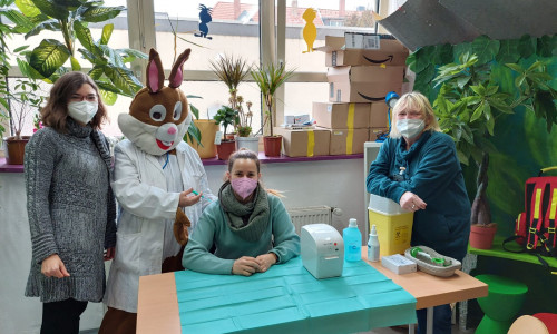 Im AHA-ERLEBNISmuseum findet eine Kinderimpfung statt. Mit dabei: Dr. Rabbit.