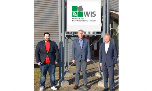 Der Geschäftsführer der Wirtschafts- und Innovationsförderung Salzgitter GmbH Jan Erik Bohling (Mitte) gratuliert dem neuen Vorsitzenden des Aufsichtsrates der Gesellschaft Thomas Huppertz (rechts) sowie dessen Stellvertreter Tobias Bey (links) zu ihrer Wahl.