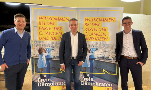 Auf Einladung von Björn Försterling (links) sprachen am Mittwochabend der FDP-Landtagsabgeordnete Marco Genthe (Mitte) und Sebastian Scherbinski (rechts) von der Deutschen Polizeigewerkschaft über öffentliche Sicherheit  