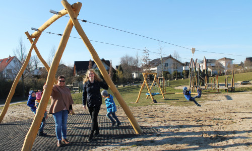 Die Ortsratsmitglieder Femmke Brandl (li.) und Christina Balder waren dabei, als die ersten Kinder die Doppelseilbahn auf dem Wendesser Spielplatz ausprobierten.