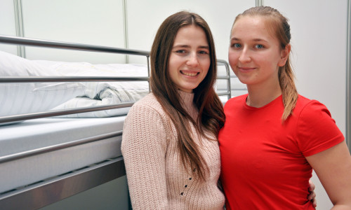 Noch fehlt die Dienstkleidung. Doch Vita (links) und Kateryna aus der Ukraine fühlen sich bei ihrer Arbeit in der Aufnahmeeinrichtung schon ganz als Malteser.